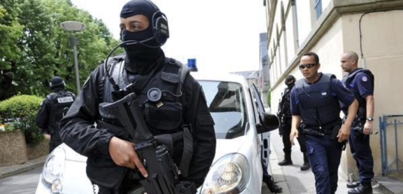 مسلحون يحتجزون 10 مواطنين داخل متجر بالقرب من باريس