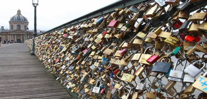 تحويل الأقفال المعدنية لجسر الحب في باريس إلى خواتم