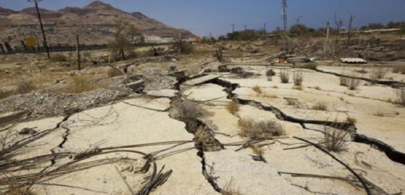 تراجع مياه البحر الميت يتسبب في تكون آبار جافة خطيرة