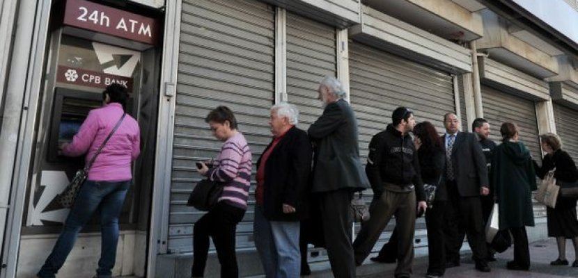 اليونان تقيد السحب النقدي من البنوك بنحو 120 يورو أسبوعيا