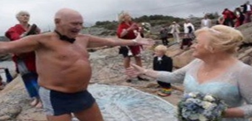 نرويجي سبعيني يسبح في المياه الباردة للفوز بقلب عروسه الستينية