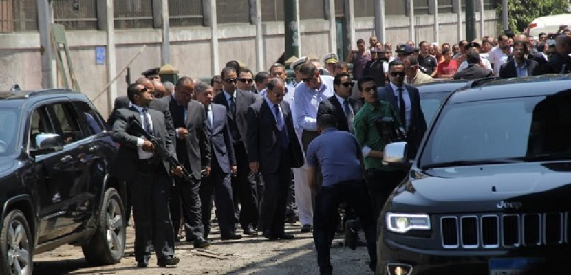 وزير الداخلية يتفقد موقع الإنفجار بمحيط القنصلية الإيطالية