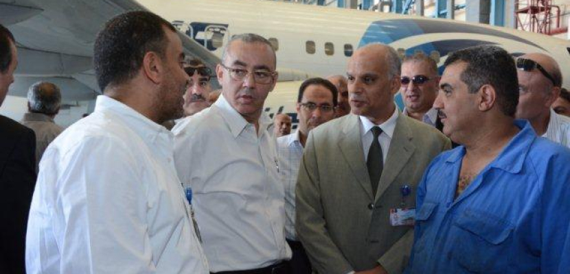 وزير الطيران يتابع أعمال الصيانة لمهبط الطائرات والممرات بمطار القاهرة