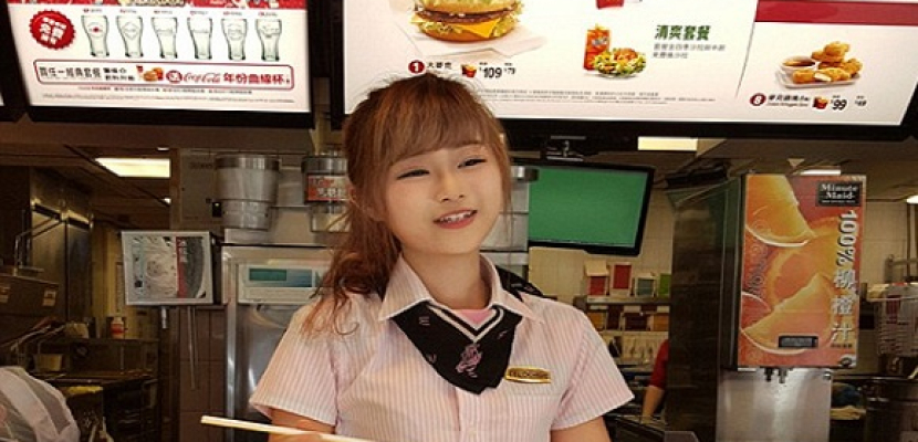 فتاة تعمل في مطعم .. تشبه الدُمي !!