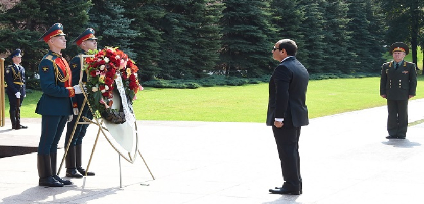 بالفيديو.. السيسي يضع إكليلا من الزهور على قبر الجندي المجهول في موسكو