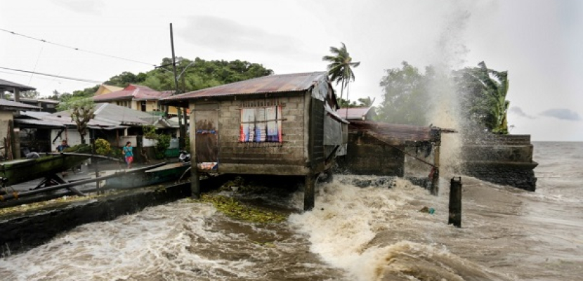 الإعصار جوني يضرب الفلبين ويقتل أربعة ويشرد المئات