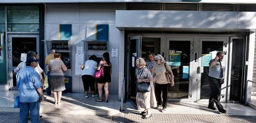 اليونان تخفف إجراءات تحويل الأموال للخارج