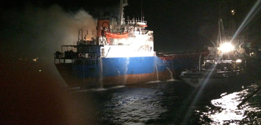 القوات البحرية تخمد حريق شب على متن أحد السفن العابرة لقناة السويس