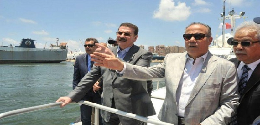 وزير النقل يتابع عمليات انتشال 20 سفينة غارقة بميناء الإسكندرية