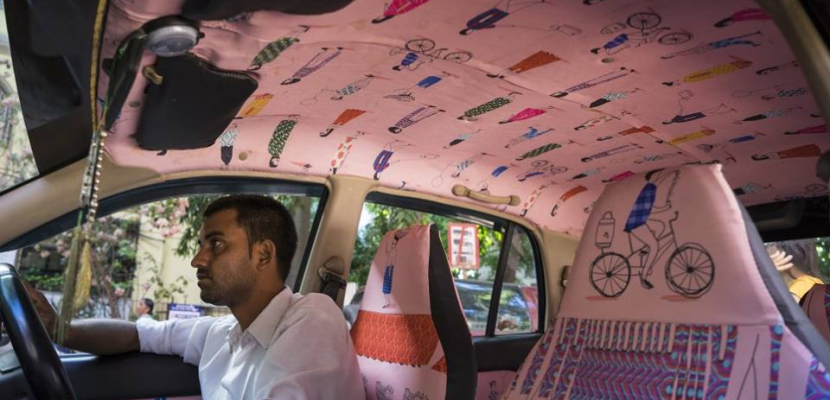 بالصور ..تحويل تاكسى مومباى لمعرض متحرك لأعمال مصممى الجرافيك الشباب