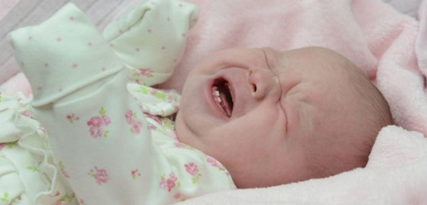 بريطانية تستخدم ولاعة لرسم ابتسامة على وجه طفلتها الرضيعة