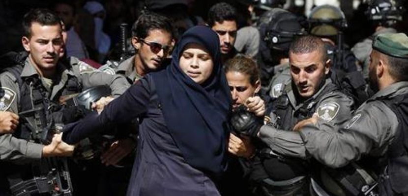 قوات الاحتلال تعتقل شابة فلسطينية وتعتدي على مسن وتمنع النساء من دخول الأقصى
