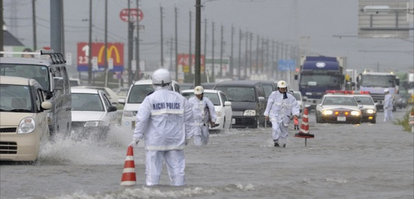 إجلاء عشرات الآلاف بسبب الفيضانات والانهيارات باليابان