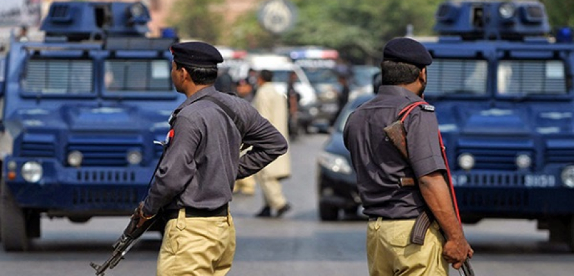 استسلام جماعة مسلحة وإطلاق سراح 24 من أفراد الشرطة بباكستان