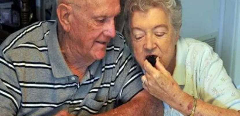 زوجان يحتفلان بزواجهما منذ 60 عاما بأكل قطعة من كعكة الزفاف الأصلية كل سنة