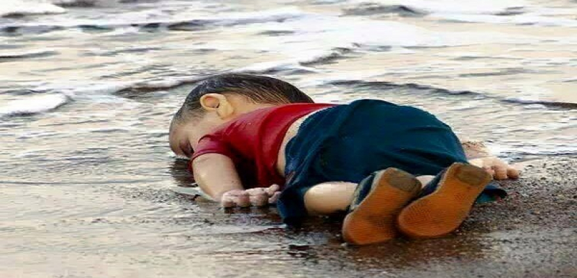 صورة غرق طفل سوري تهز أرجاء العالم