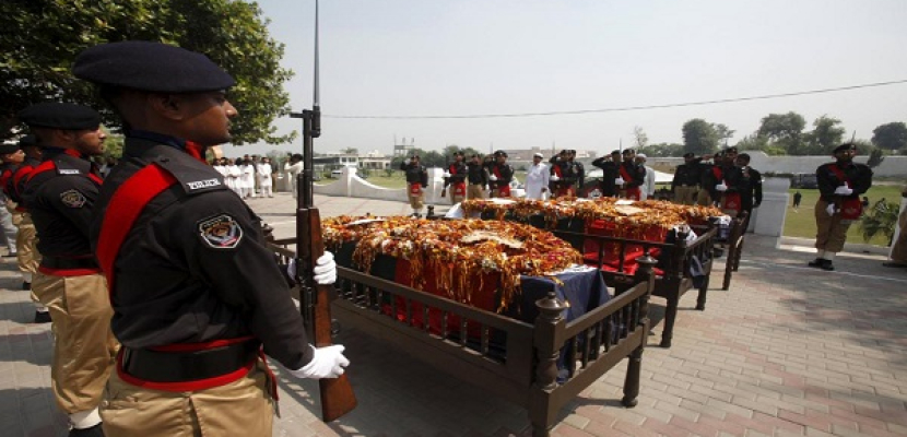 مقتل ثلاثة من رجال الشرطة الباكستانية في عملية فاشلة على طالبان