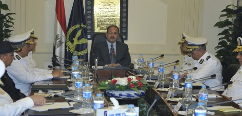 وزير الداخلية يستعرض خطة تأمين الانتخابات ويشدد على حسن معاملة المواطنين