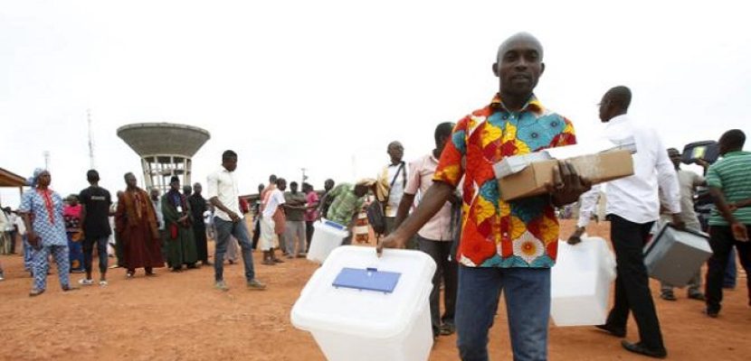 الناخبون في ساحل العاج يصوتون في أول انتخابات رئاسية منذ الحرب الأهلية