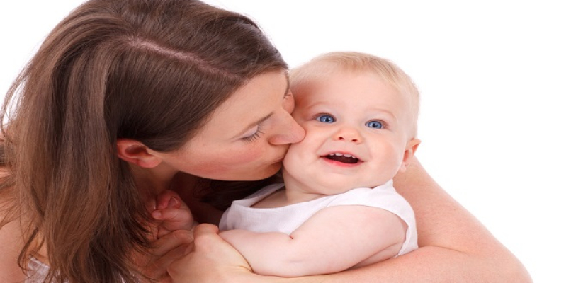 دراسة: زيادة وزن الأم بعد الولادة يزيد خطر إصابة طفلها بالبدانة