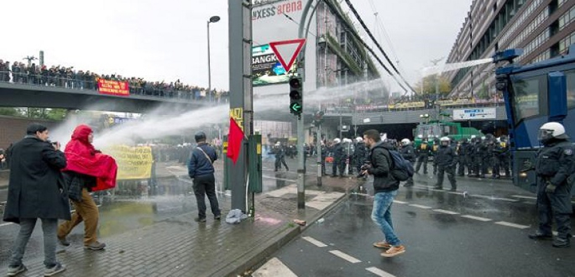 الشرطة الألمانية تستخدم مدفع مياه لفض اشتباكات في تجمع لليمين المتطرف