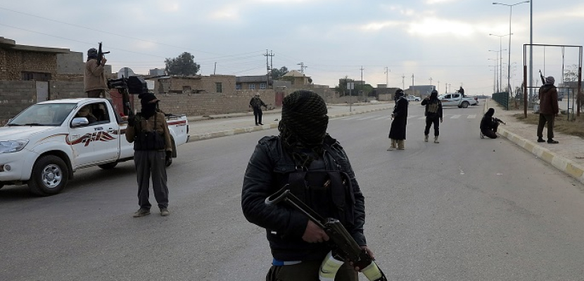 هجوم لداعش يغلق طريق إمدادات للحكومة السورية لليوم الثاني