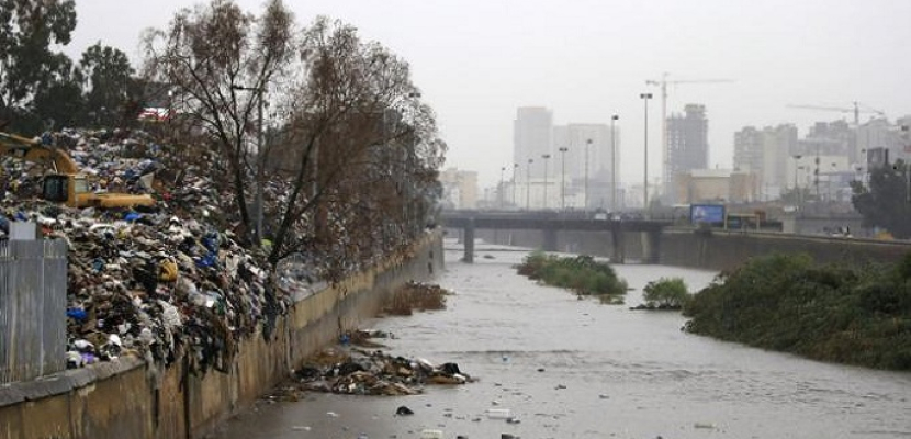 الأمطار الغزيرة تشل بيروت وتحرك النفايات