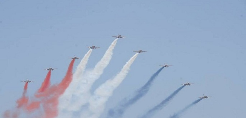 طائرات حربية ترسم «رقم 42» في سماء الكلية الحربية احتفالاً بذكرى النصر