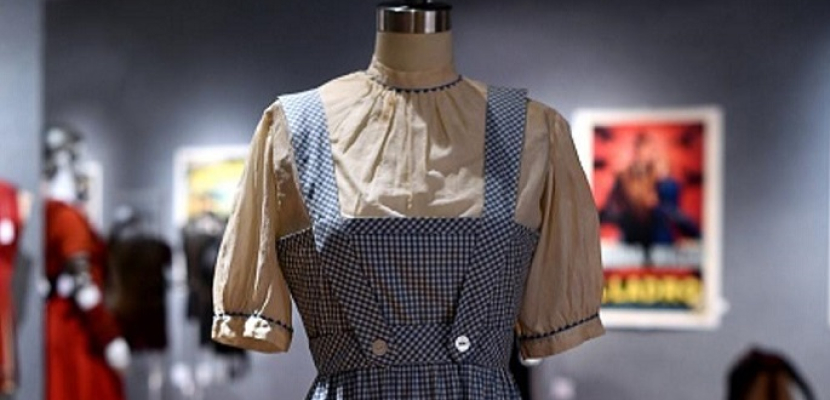 فستان جودي جارلاند في فيلم (ساحر اوز) يباع بـ1.56 مليون دولار بالمزاد