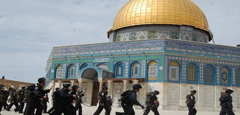 عشرات المستوطنين الإسرائيليين يقتحمون ساحات المسجد الأقصى
