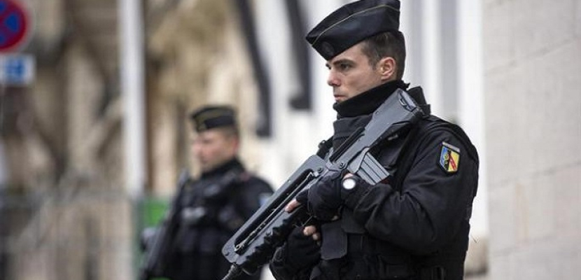 السلطات الفرنسية تصادر أسلحة شرطيين بسبب مخاوف من تطرفهما