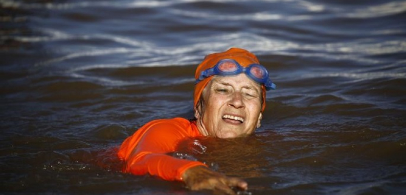 سفيرة هولندا في السودان تسبح في النيل بعد رهان على فيسبوك