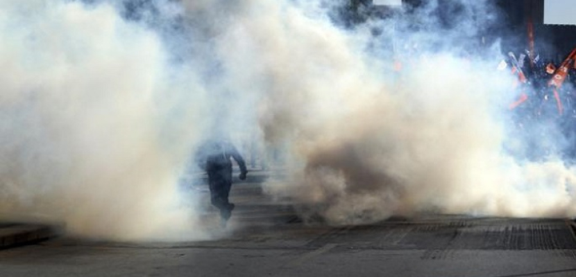 الأمن التركية يطلق الغاز المسيل للدموع على محتجين في الجنوب الشرقي