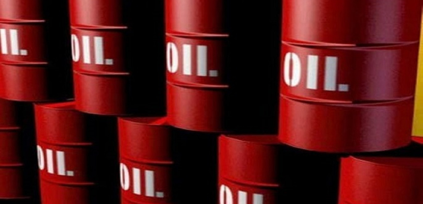 النفط يهبط بفعل صعود الدولار وشكوك بشأن تثبيت الإنتاج