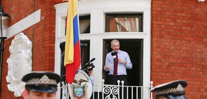 مؤسس ويكيليكس يتحدث للصحفيين عبر دائرة تلفزيونية من سفارة الإكوادور