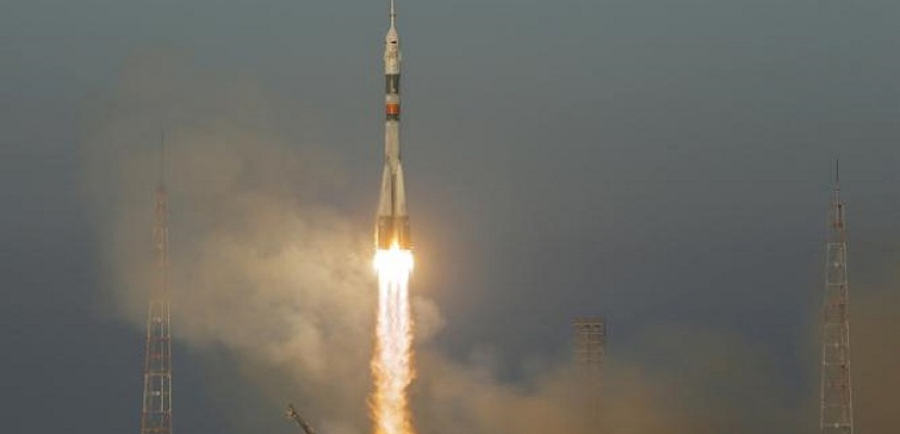 انطلاق صاروخ سويوز روسي بثلاثة رواد فضاء إلى المحطة الفضائية الدولية