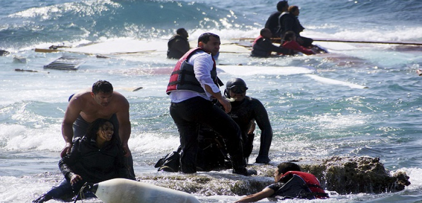 13 قتيلاً بينهم 7 أطفال بغرق مركب لاجئين قرب اليونان