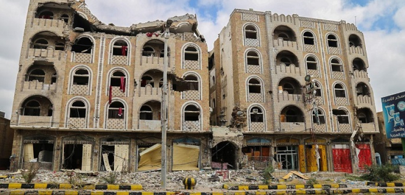 انتهاكات الحوثيين .. دروع بشرية ومدارس للأسلحة