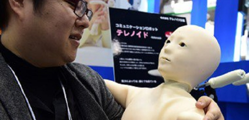 اليابان تبتكر روبوت اندرويد متطور على شكل طفل لرعاية المسنين