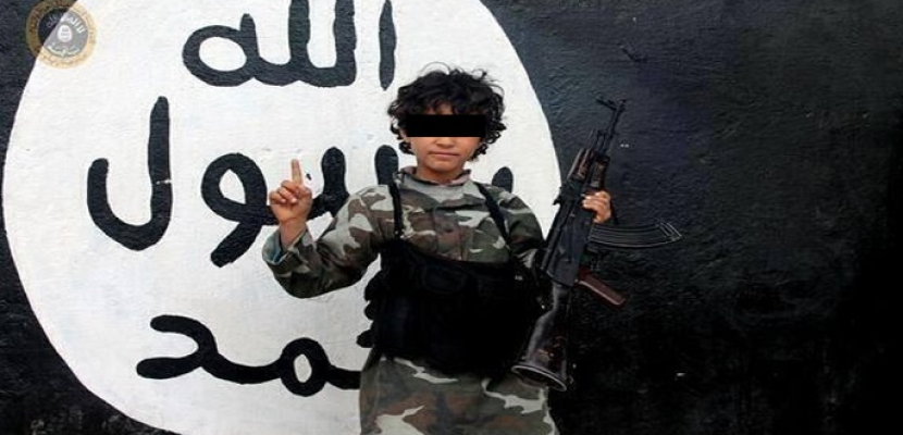 داعش يزج بالأطفال فى الحرب ويتخذهم دروعا بشرية