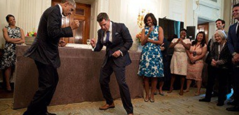 أوباما يرقص “تويست” فى البيت الأبيض احتفالاً بالعام الجديد