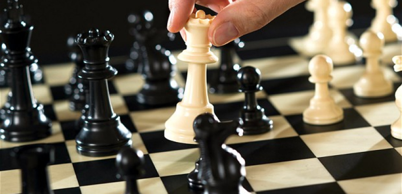 بريطاني يهزم 20 سيدة في مباريات للشطرنج في وقت واحد