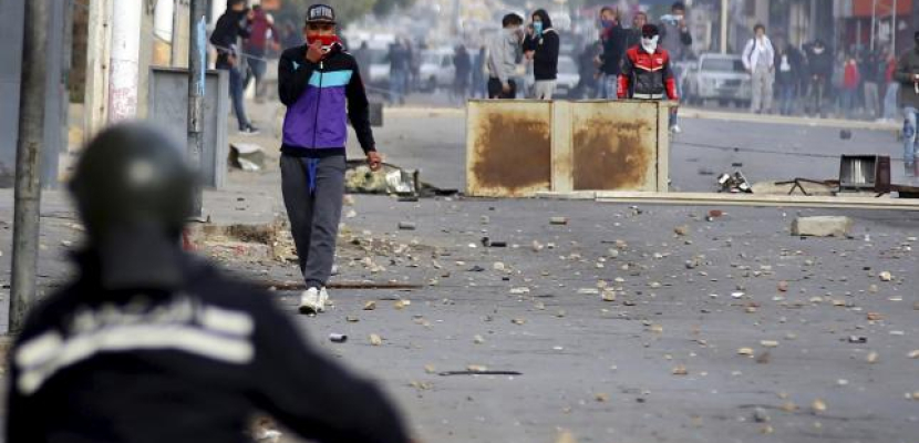 المشهد التونسي .. احتجاجات وأعمال تخريبية وحظر تجول