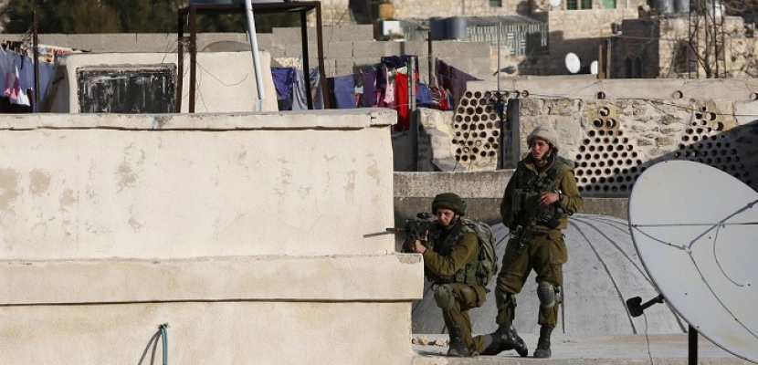 الجيش الإسرائيلى يقتل فلسطينياً .. ويدمر منزلاً بالضفة