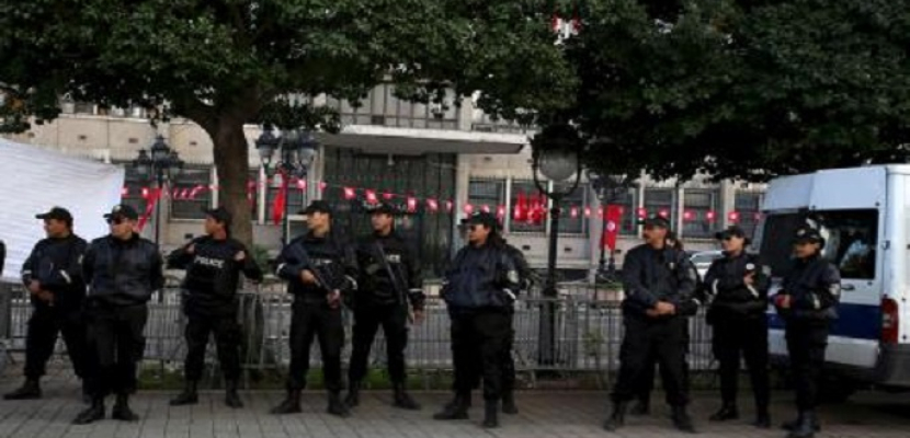 قوات الأمن التونسية تخلي محيط البرلمان من المتظاهرين