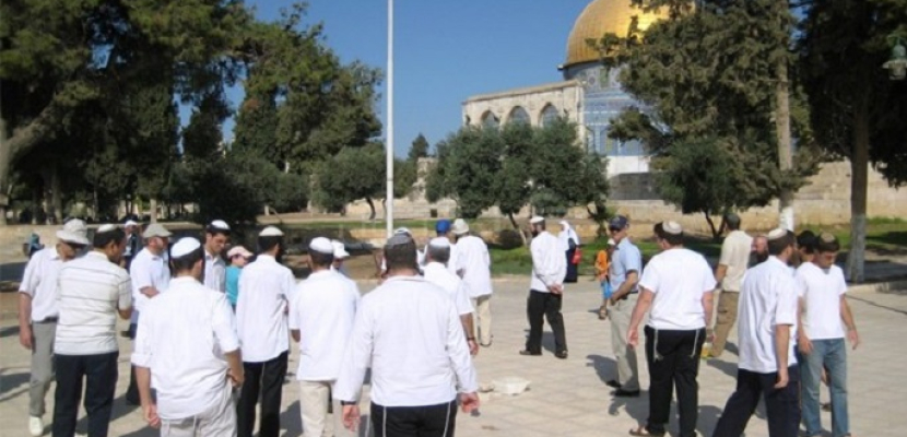 عشرات المستوطنين المتطرفين يقتحمون باحات المسجد الأقصى