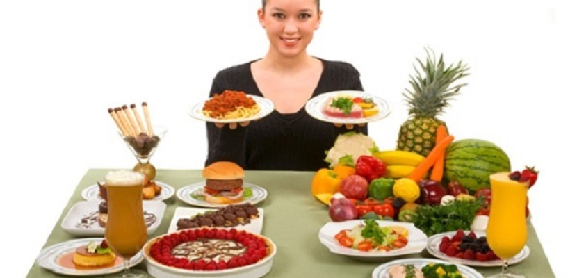 تناول السوائل والفاكهة مع الطعام يسبب الاضطرابات الهضمية