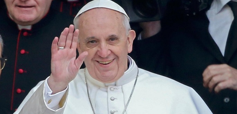 البابا فرنسيس يكرم ريتشارد جير وجورج كلوني وسلمى حايك
