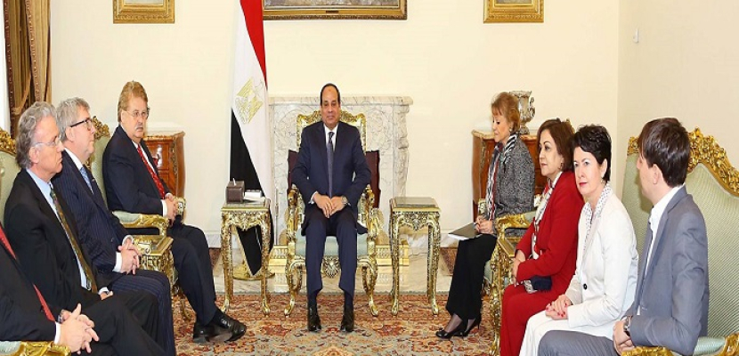 السيسي يبحث مع أعضاء البرلمان الأوروبي سبل توثيق التعاون مع مجلس النواب المصري