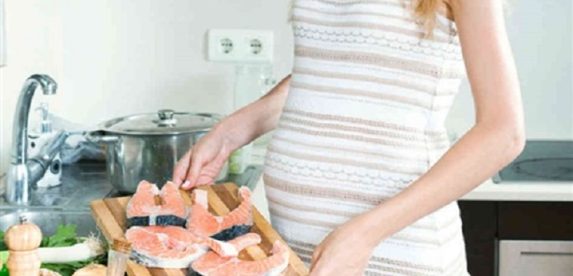 تناول السمك بكثرة أثناء الحمل يسبب بدانة الأطفال